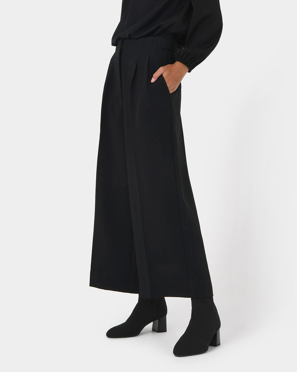 Domi Wide Culottes in black — side view