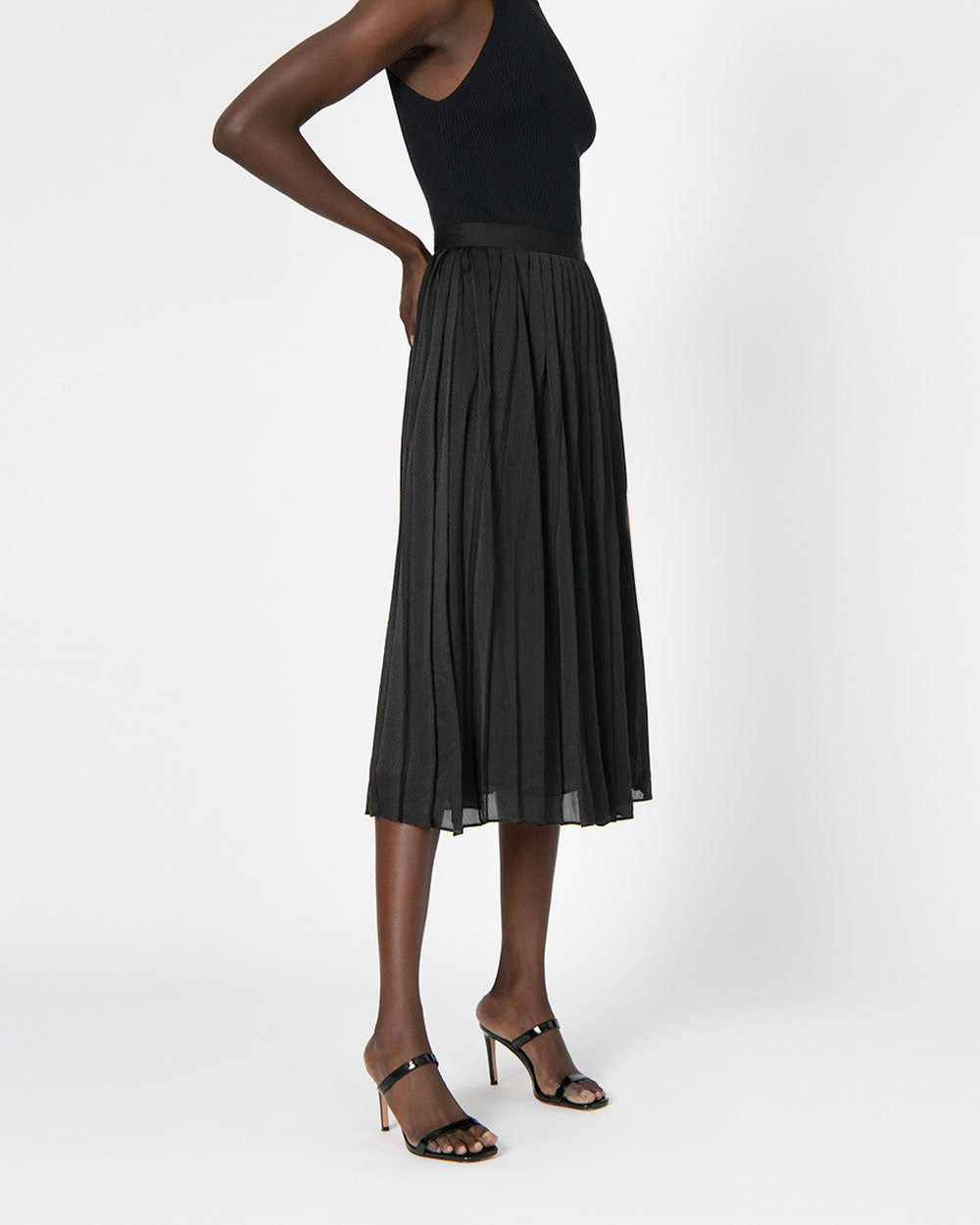 Rosy Pleated Skirt in black — side view