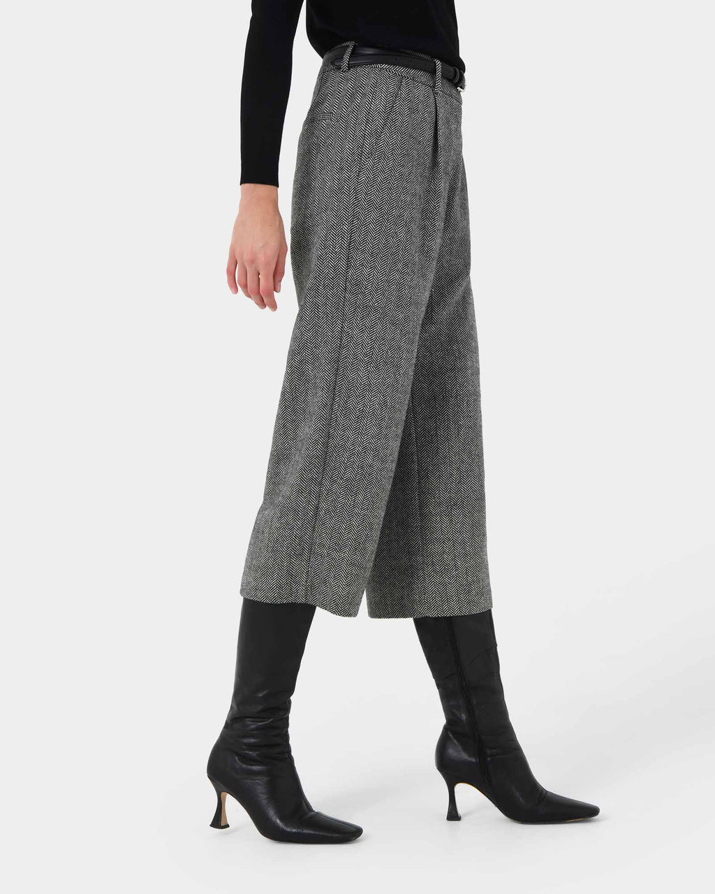 Kyrie Herringbone Culotte in black ivory — side view