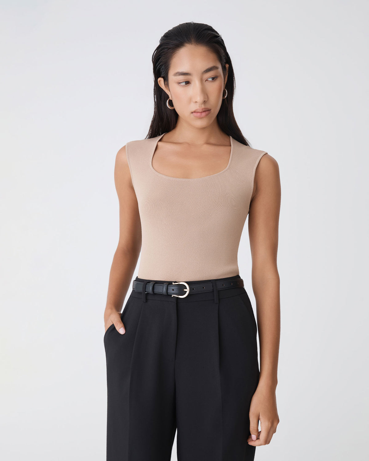 Nikki Tailored Elastic Pants in black — close-up view 2