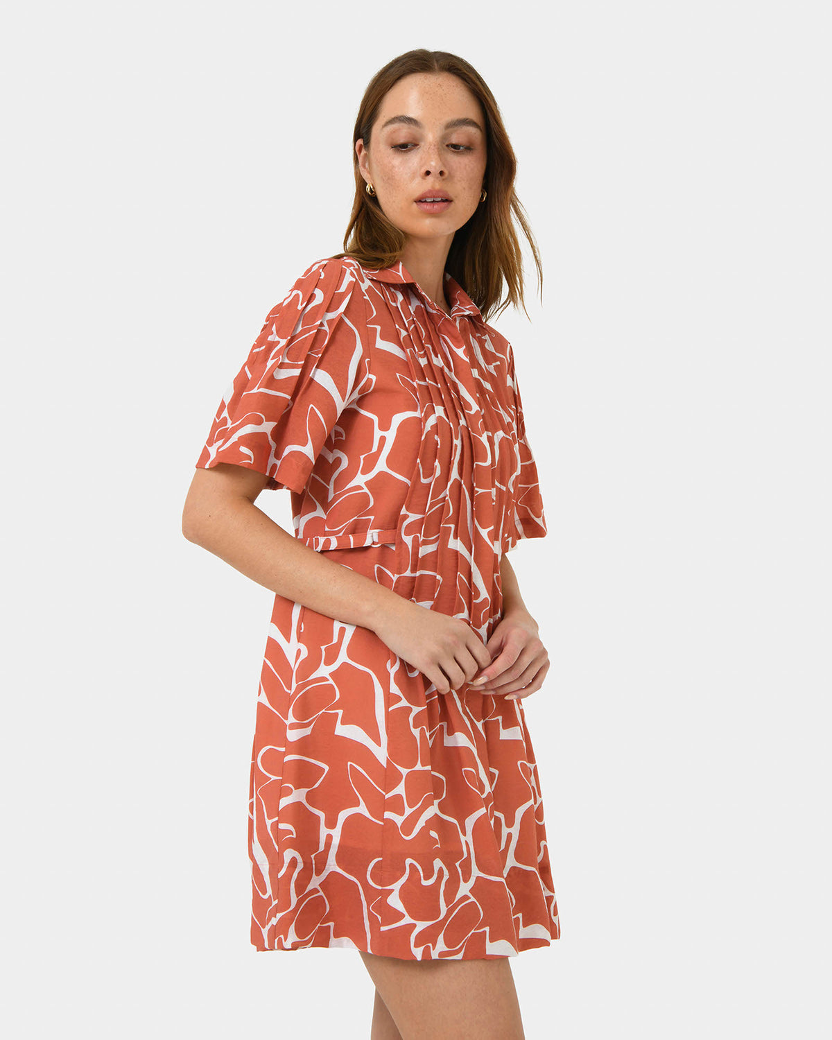 Sunshine Pleated Dress in coral print — side view 2