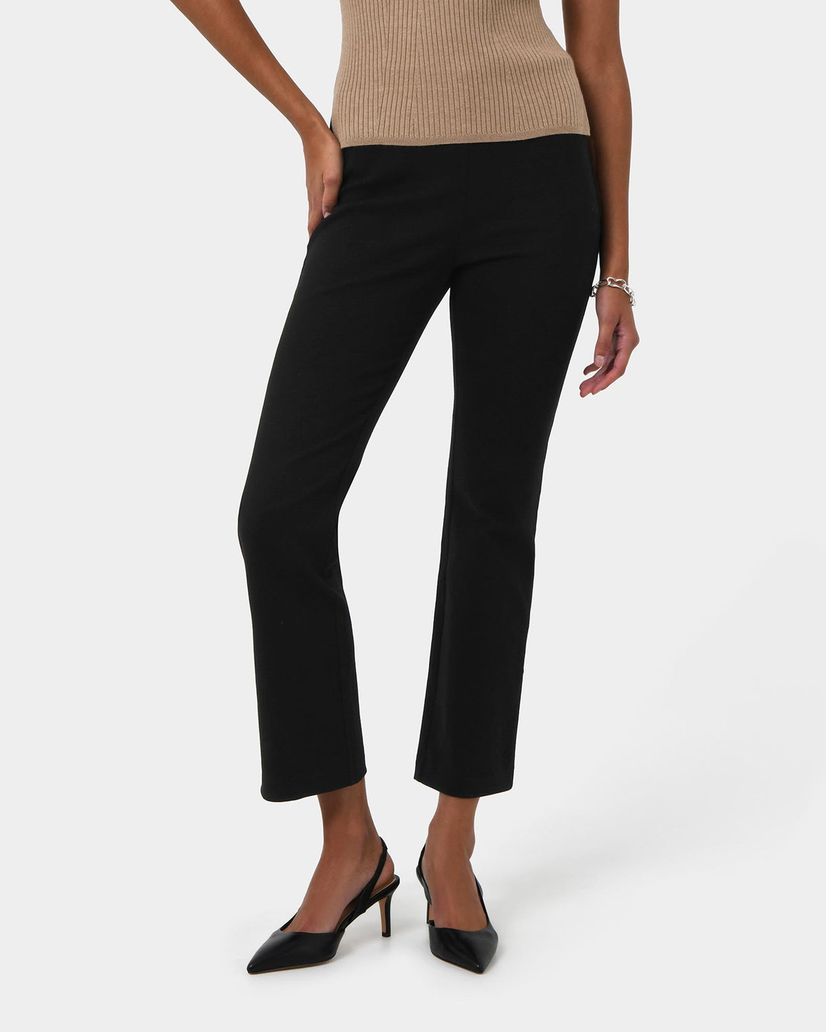 Astrid Flared Jeans in black — close-up view