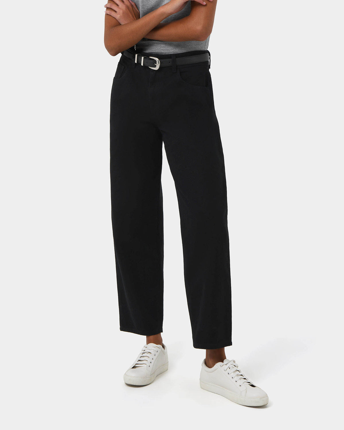 Leighton Barrel Leg Jeans in black — close-up view