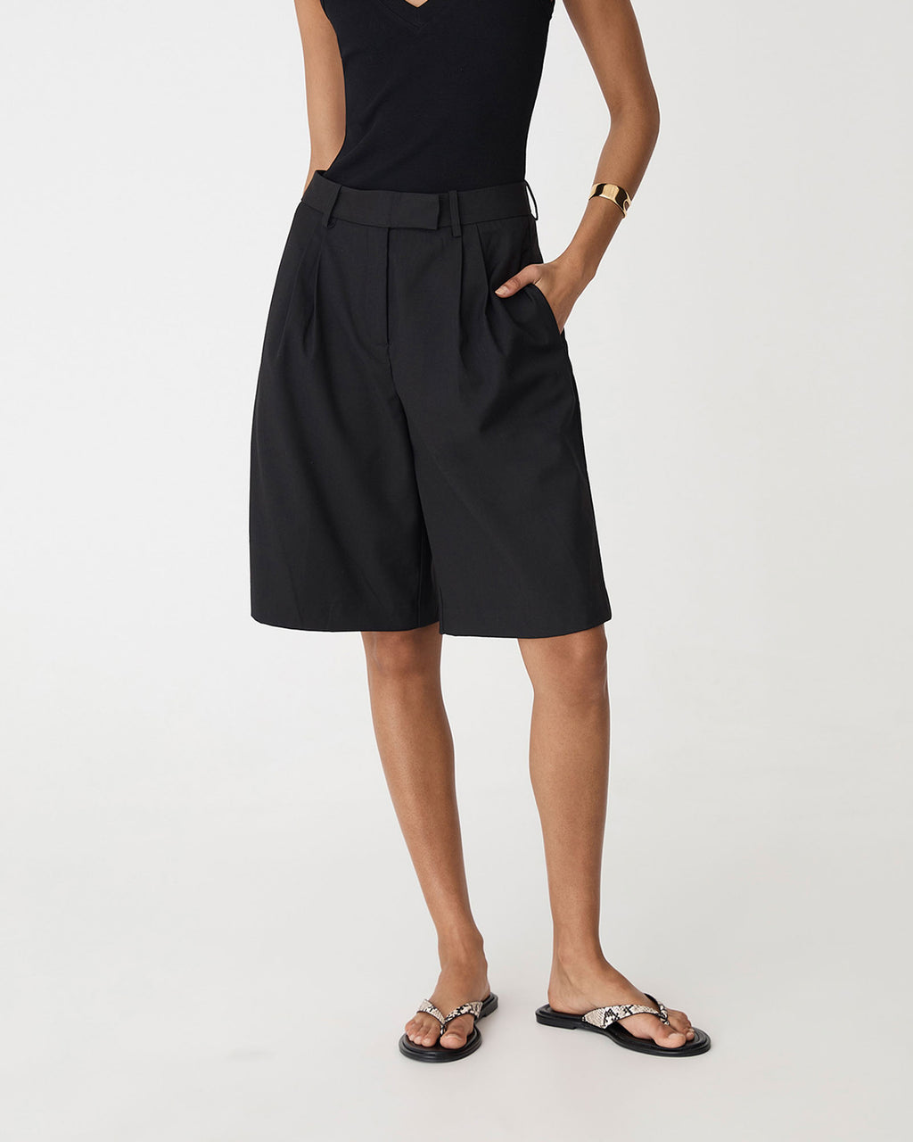 Sonique Tailored Short in black — close-up view 2