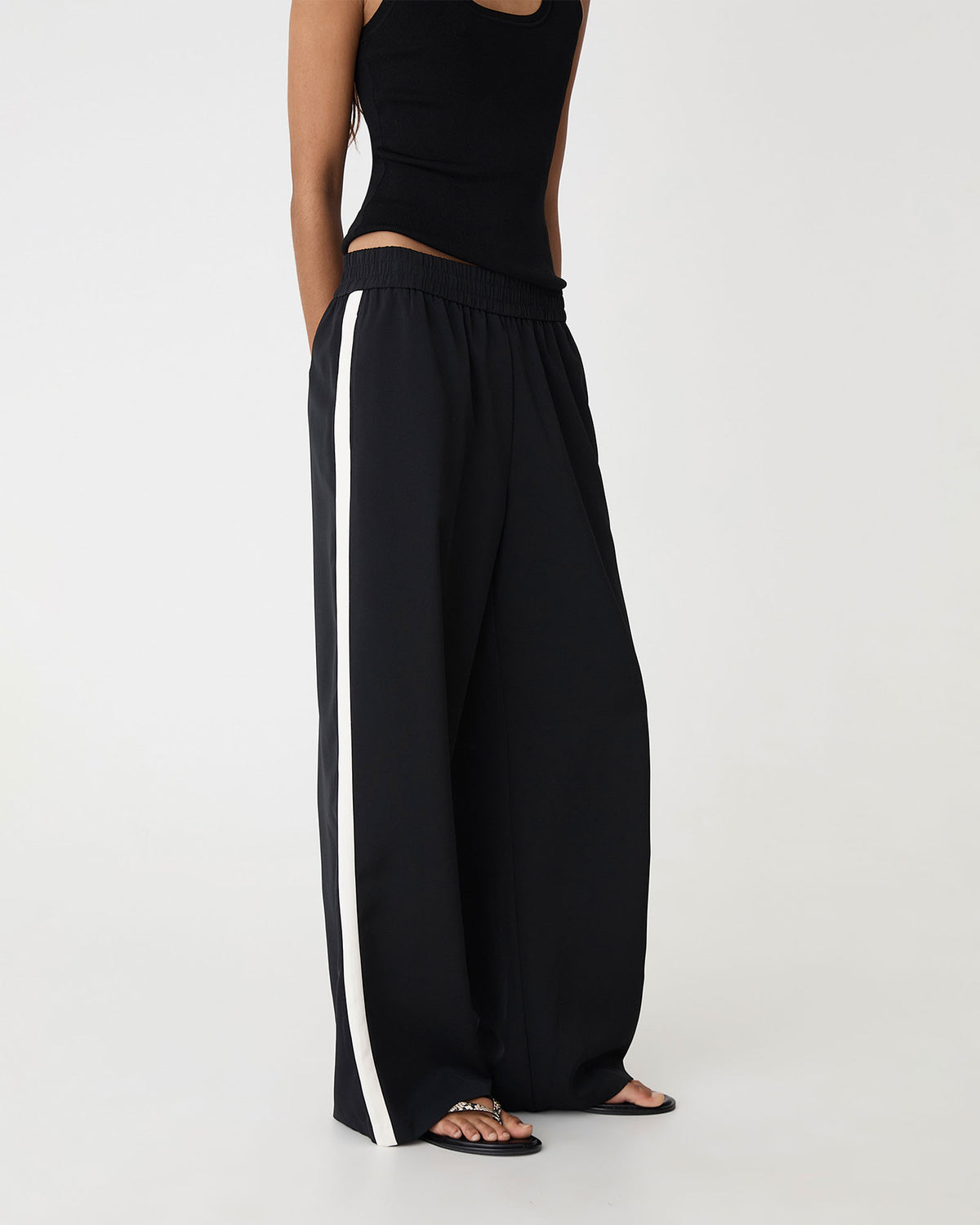 Alla Contrast Elastic Pants in black ivory — side view 2