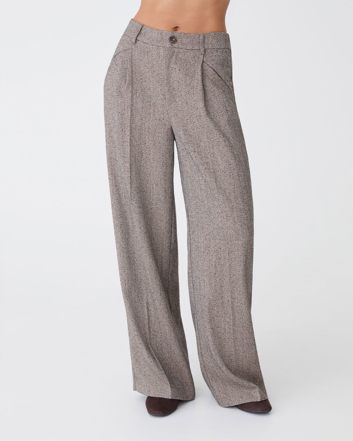 Nevada Herringbone Pants in vintage brown — close-up view