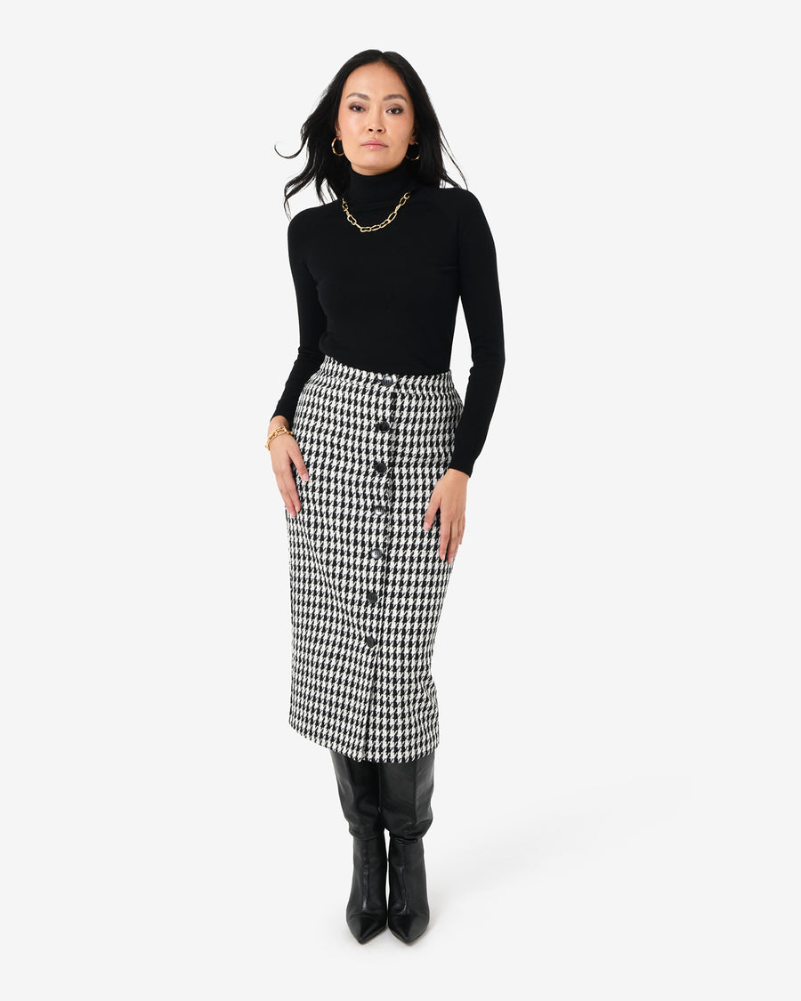 Bennet Houndstooth Midi Skirt in black ivory — full-length view