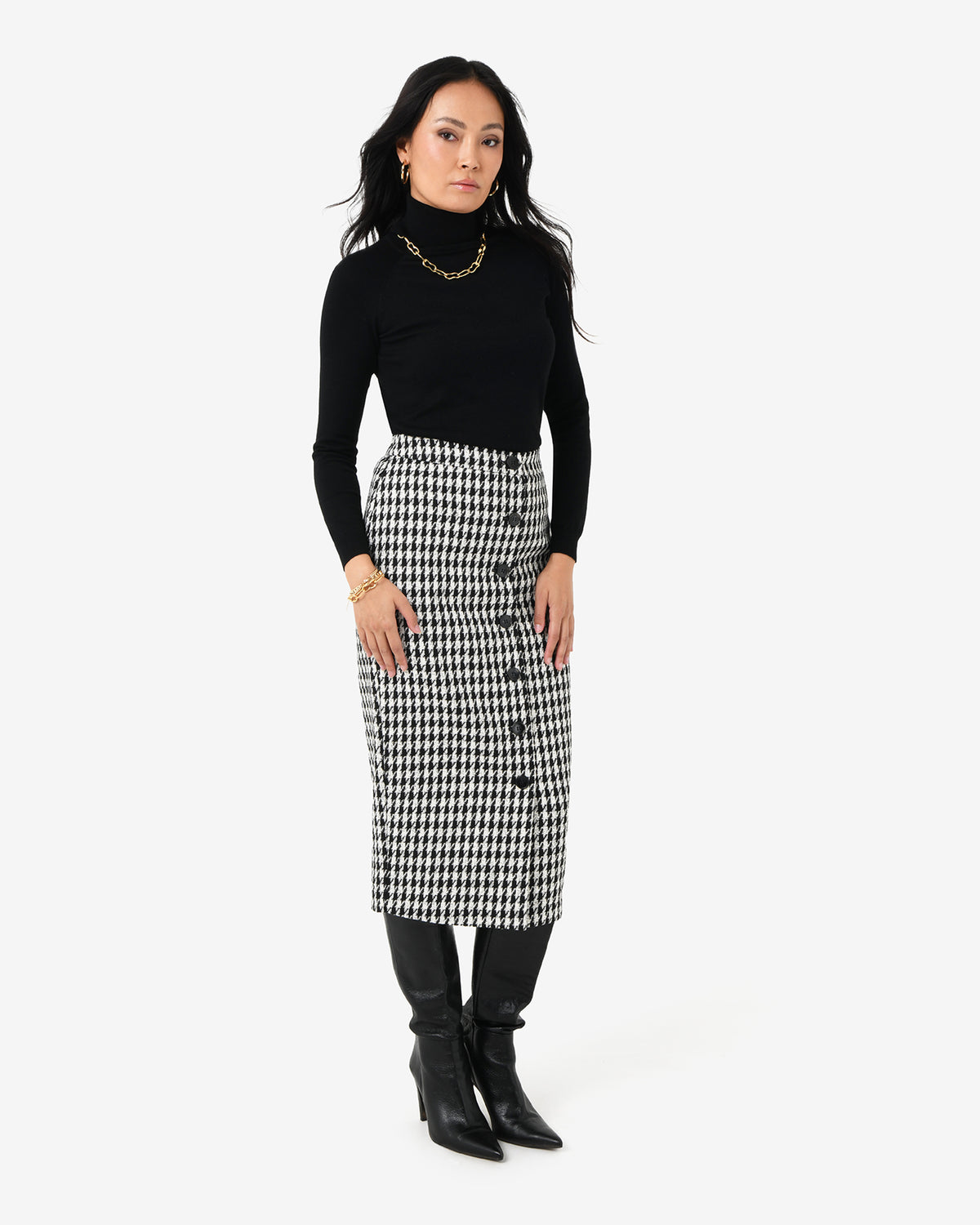 Bennet Houndstooth Midi Skirt in black ivory — full-length view 2