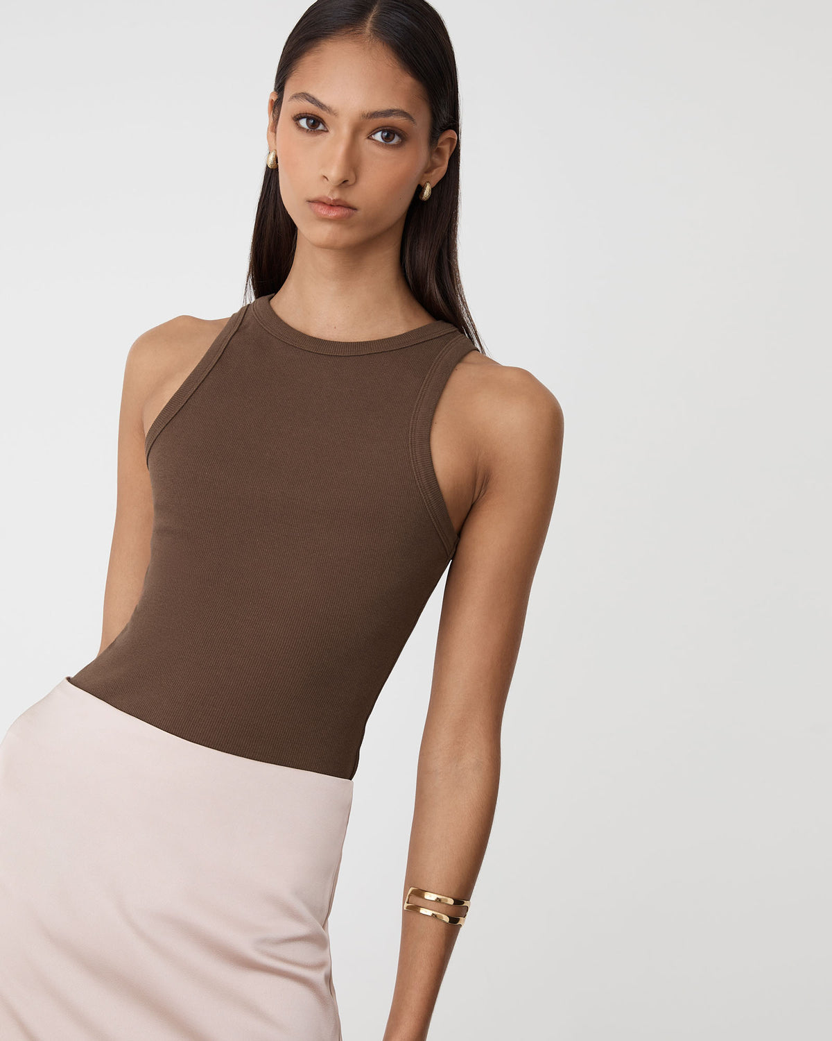 Devon Cotton Singlet in chocolate — close-up view 2