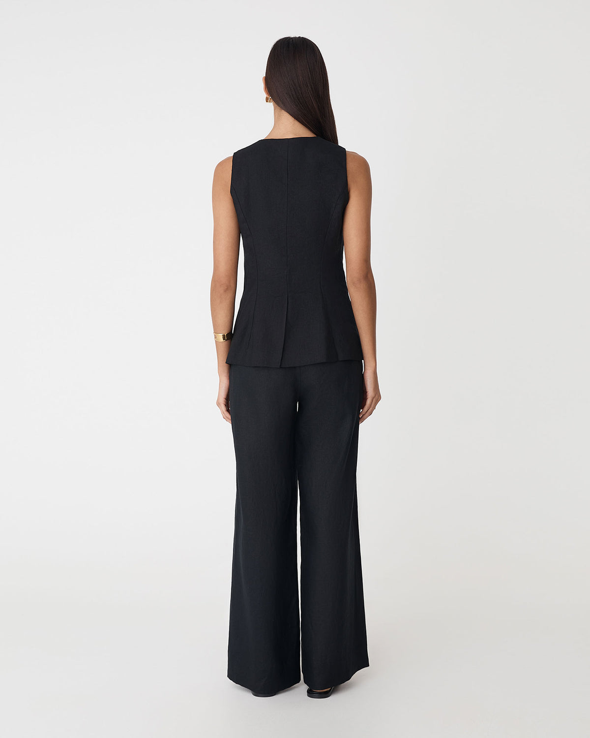 Ami V-Neck Linen Vest in black — back view