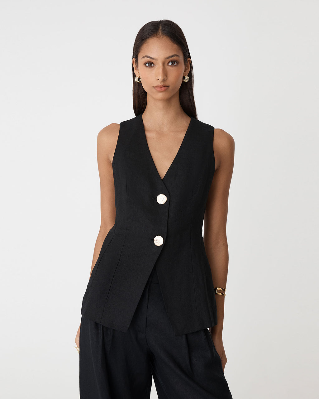 Ami V-Neck Linen Vest in black — close-up view