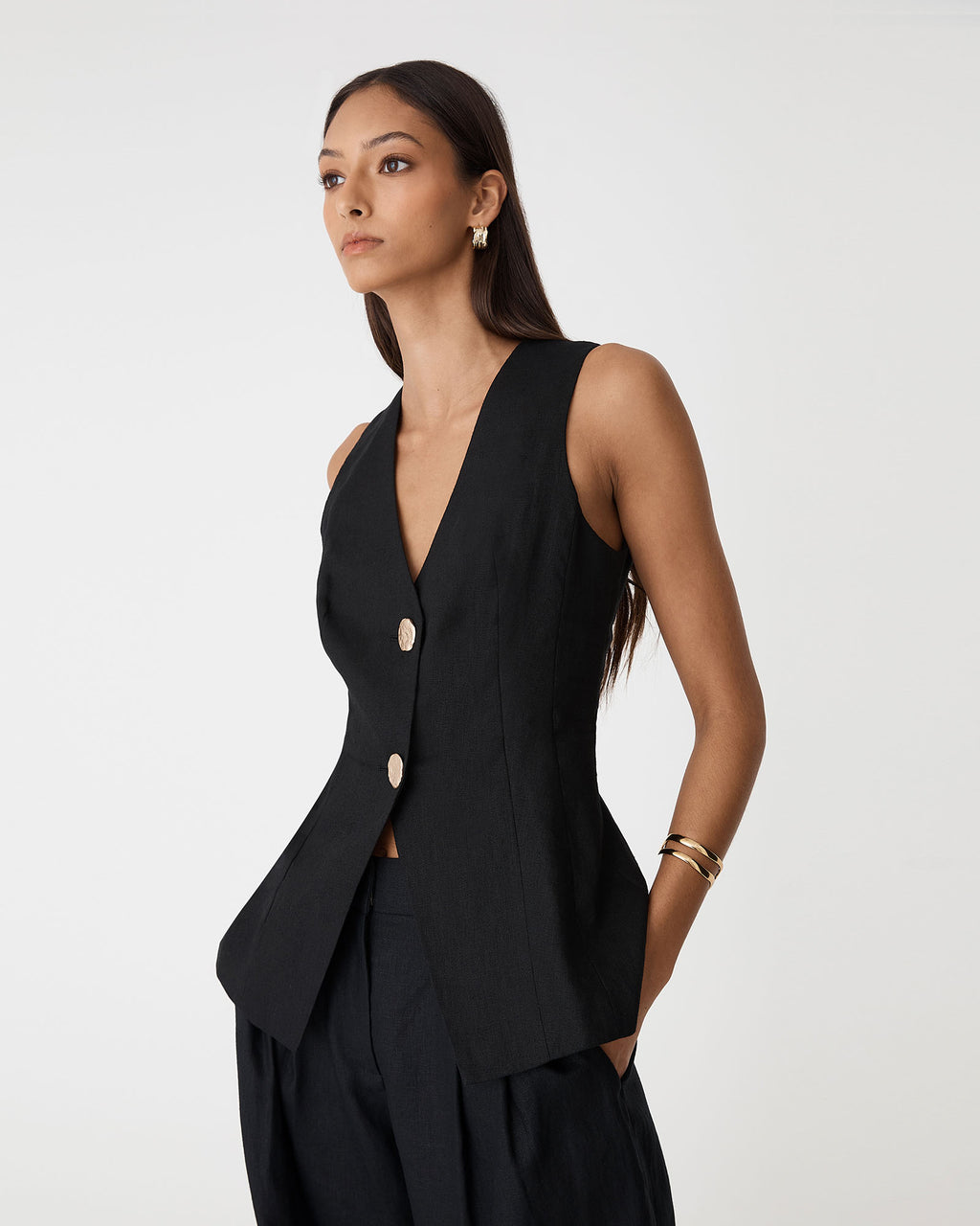 Ami V-Neck Linen Vest in black — side view