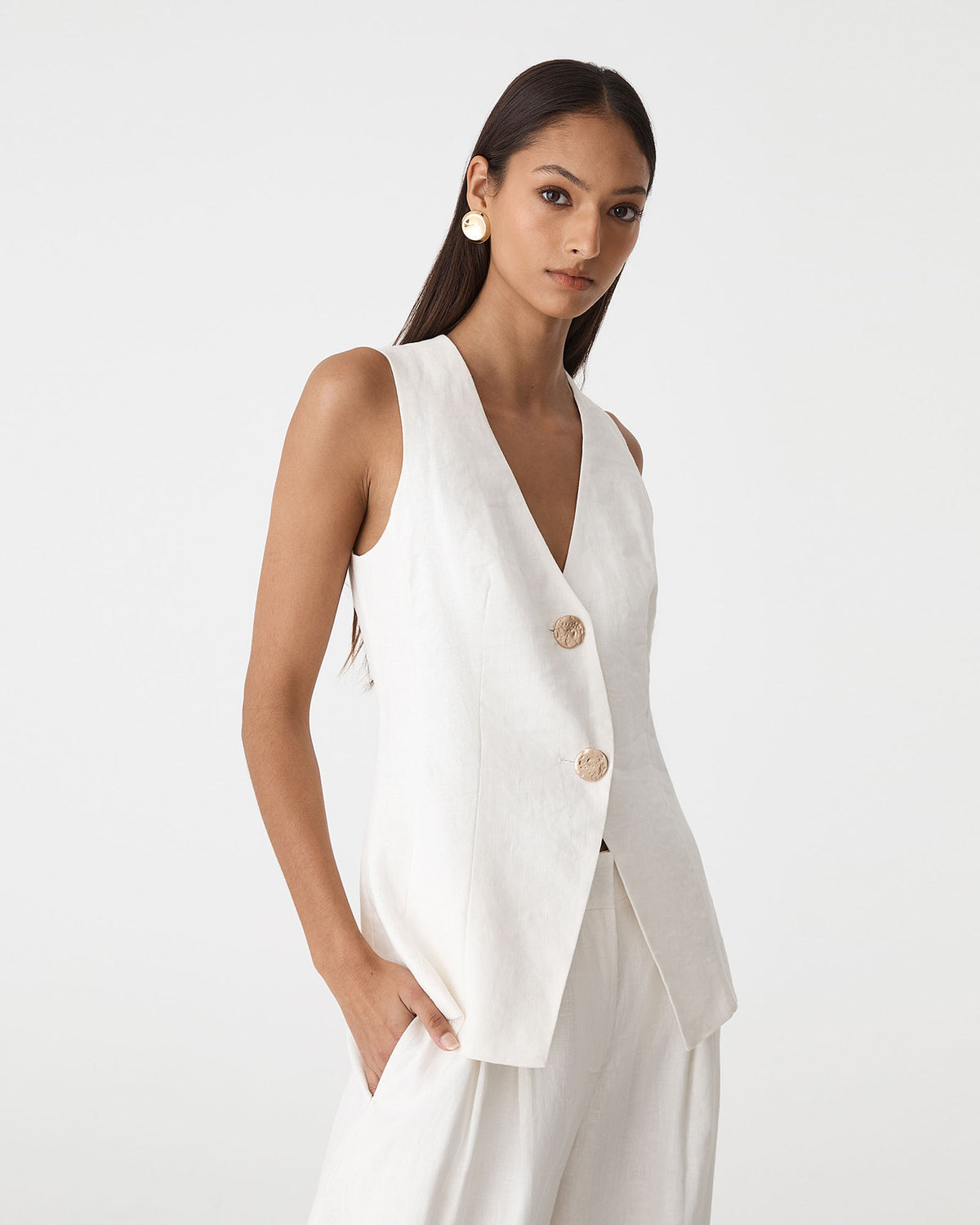 Ami V-Neck Linen Vest in white — side view