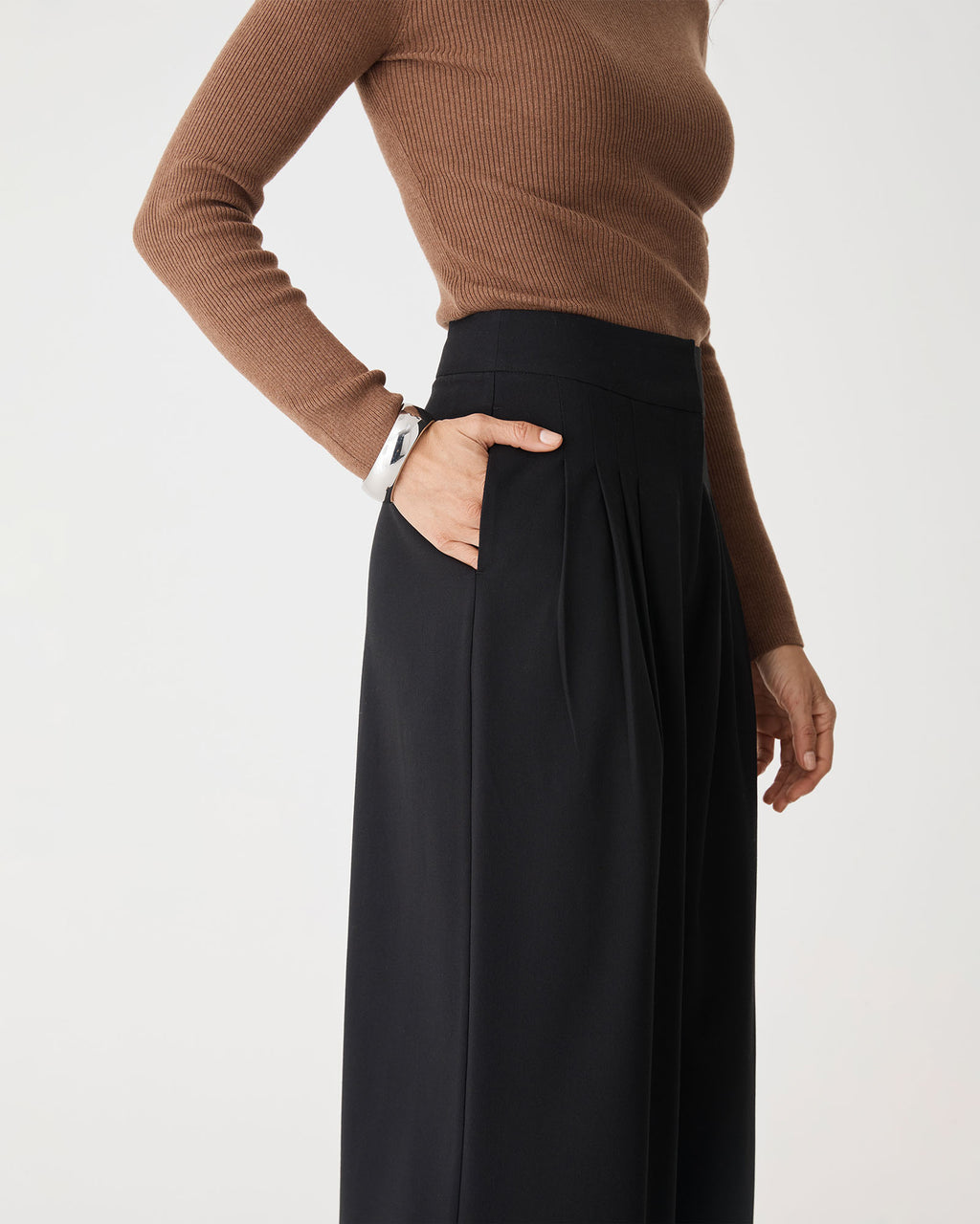 Parker Pleated Pants in black — fabric detail 2