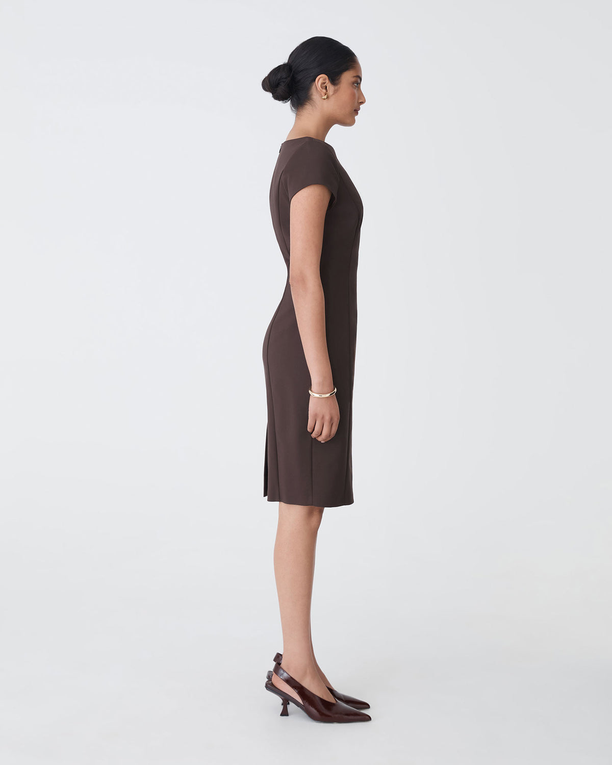 Safira Fitted Dress in chocolate — side view 2