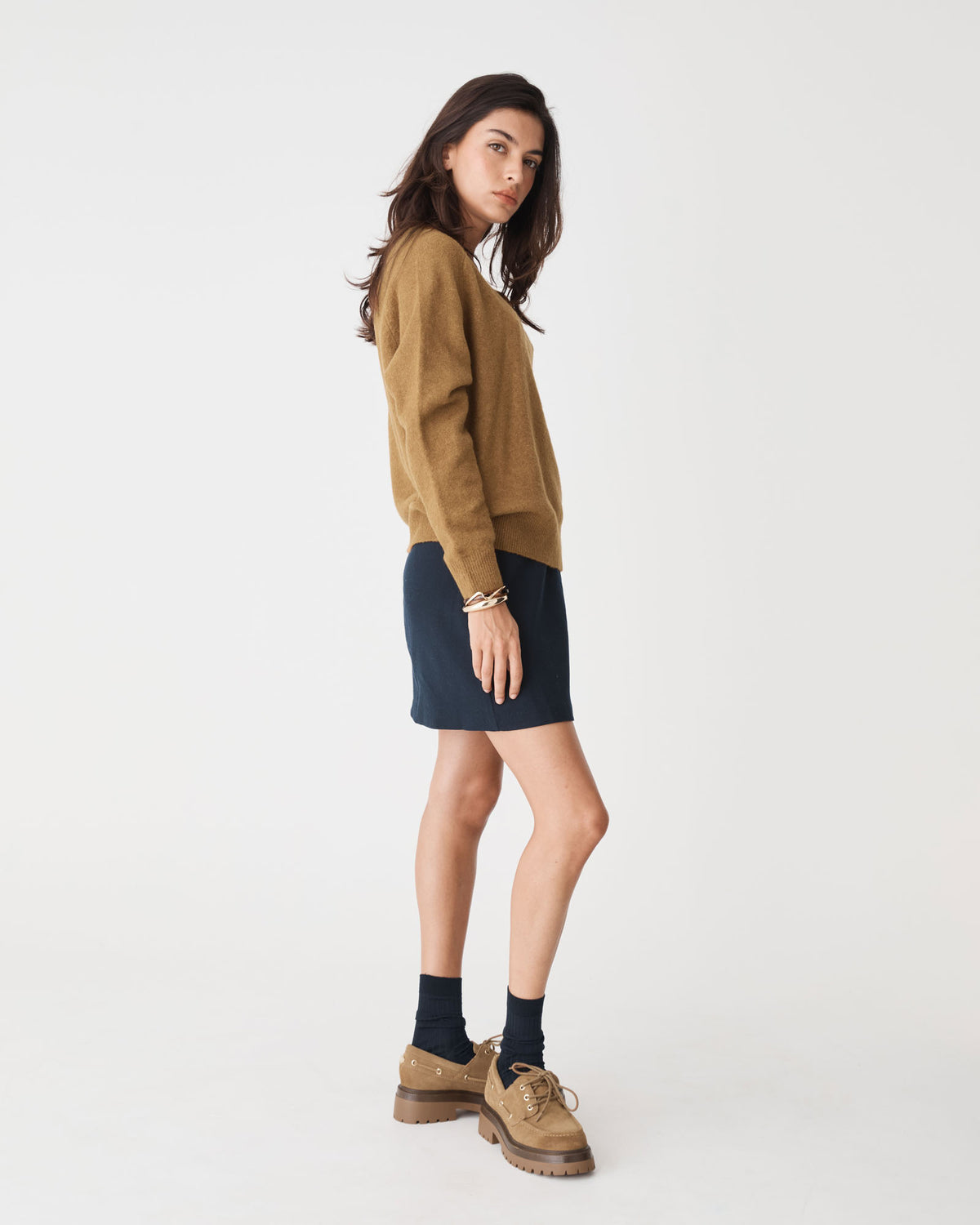 Octavia V-Neck Jumper in gold — side view