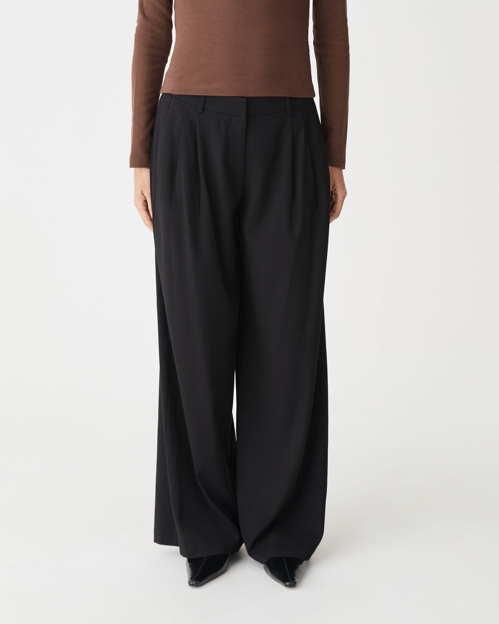 Arden Mid Rise Pleated Pants in black — close-up view
