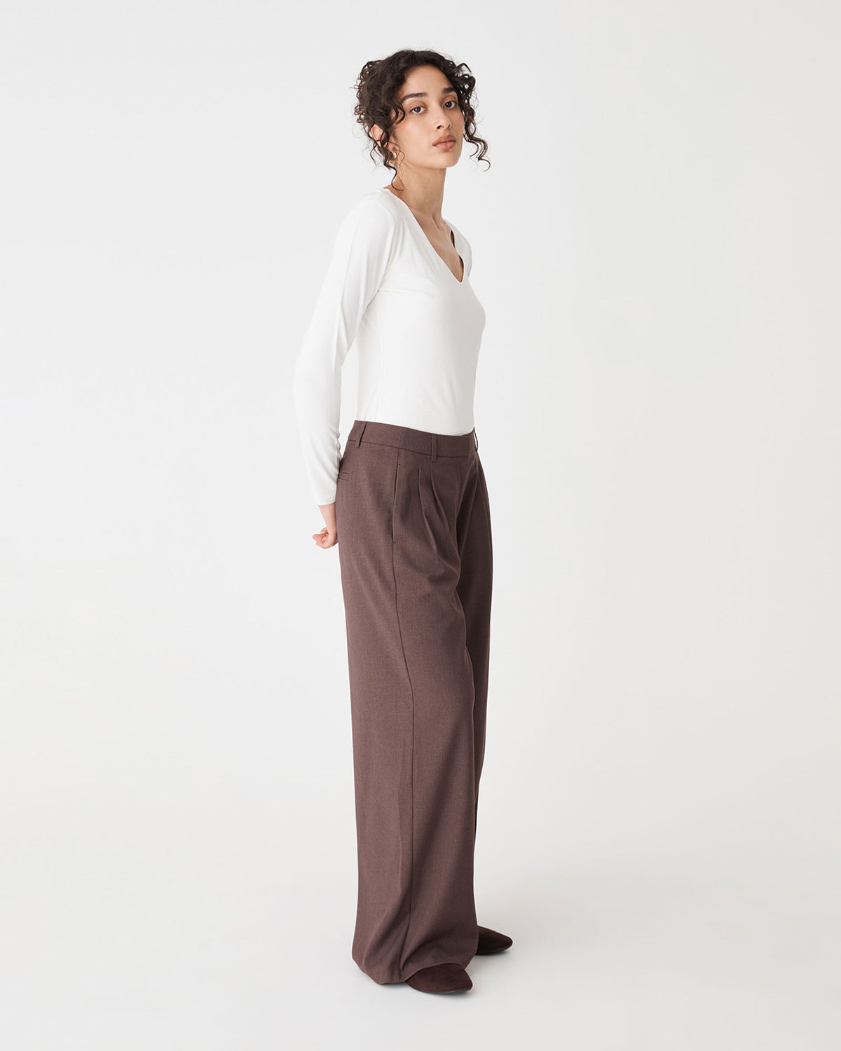 Arden Mid Rise Pleated Pants in dark mocha — side view