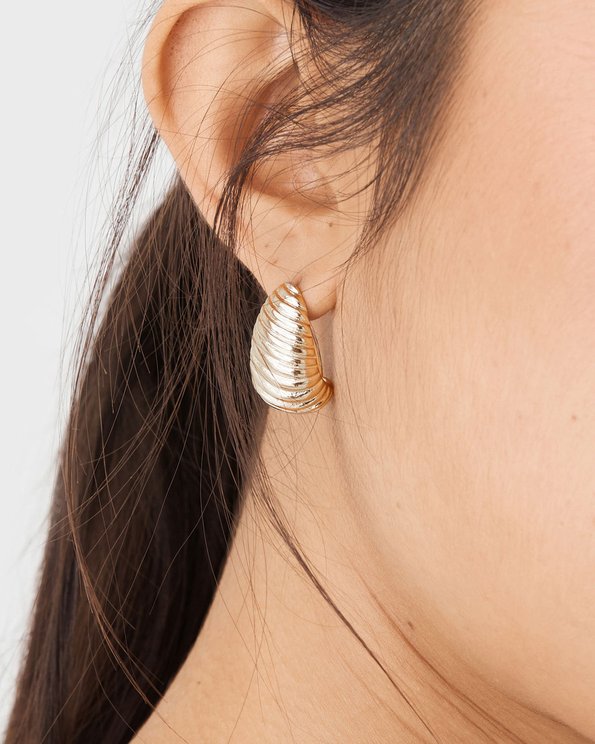 Nora Ribbed Earrings in gold — fabric detail 2