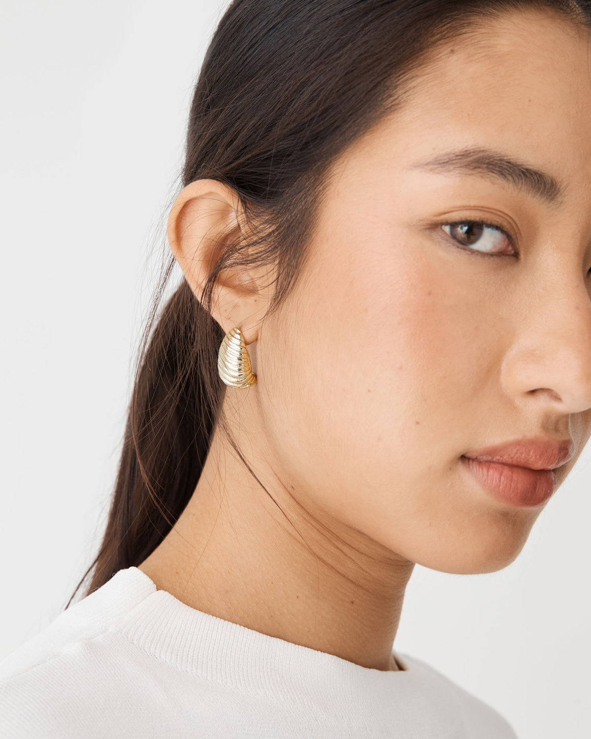 Nora Ribbed Earrings in gold — fabric detail 3
