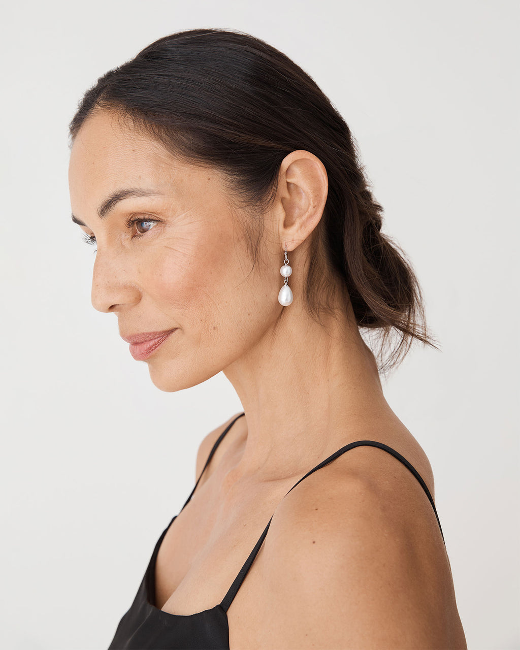 Victoria Pearl Earrings in silver — fabric detail 2