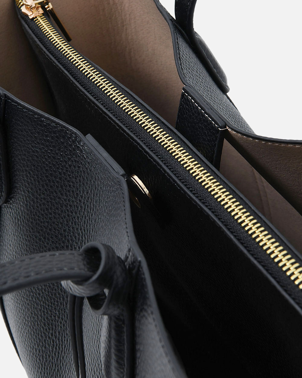 Arden 2 Leather Tote Bag in black — fabric detail 3