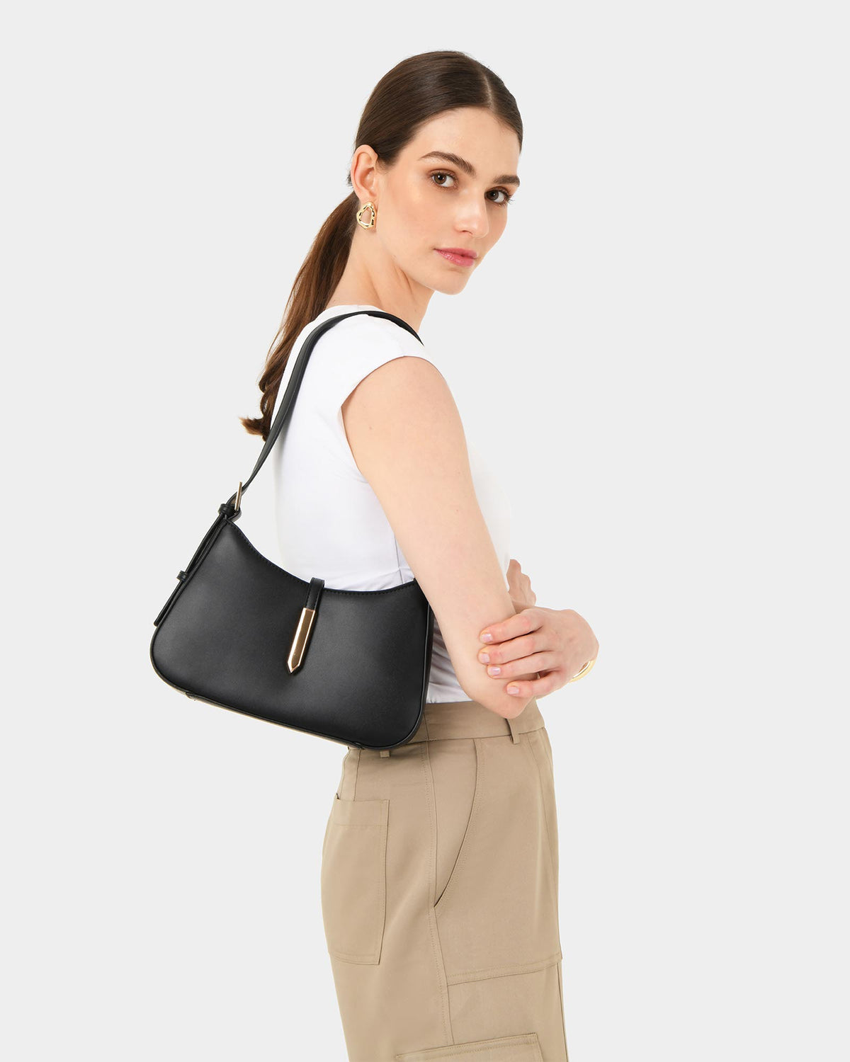 Jessica Shoulder Bag in black — close-up view 2