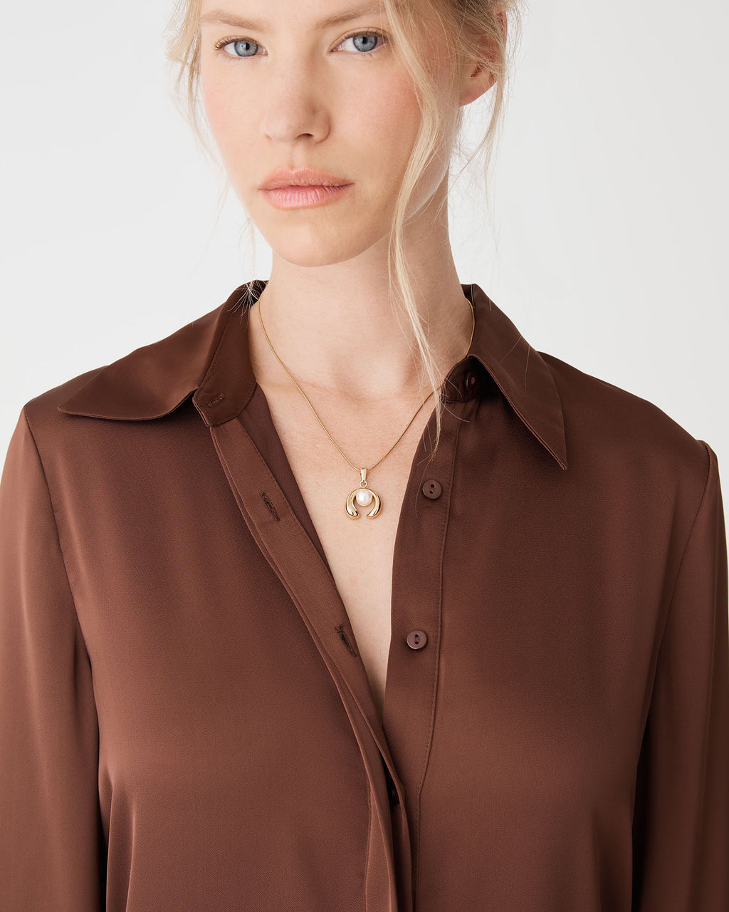 Alba Pearl Pendant Necklace in gold — fabric detail 2