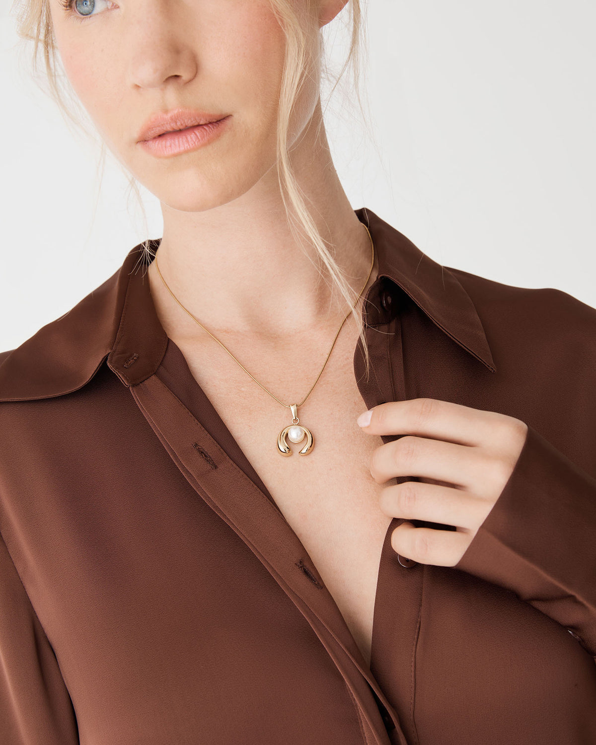 Alba Pearl Pendant Necklace in gold — fabric detail 3