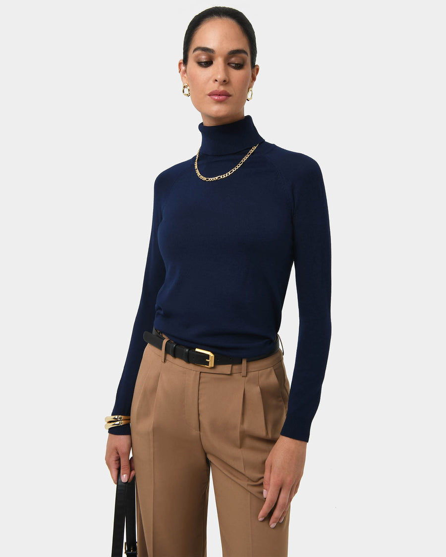 Dulce Leather Belt in black — close-up view