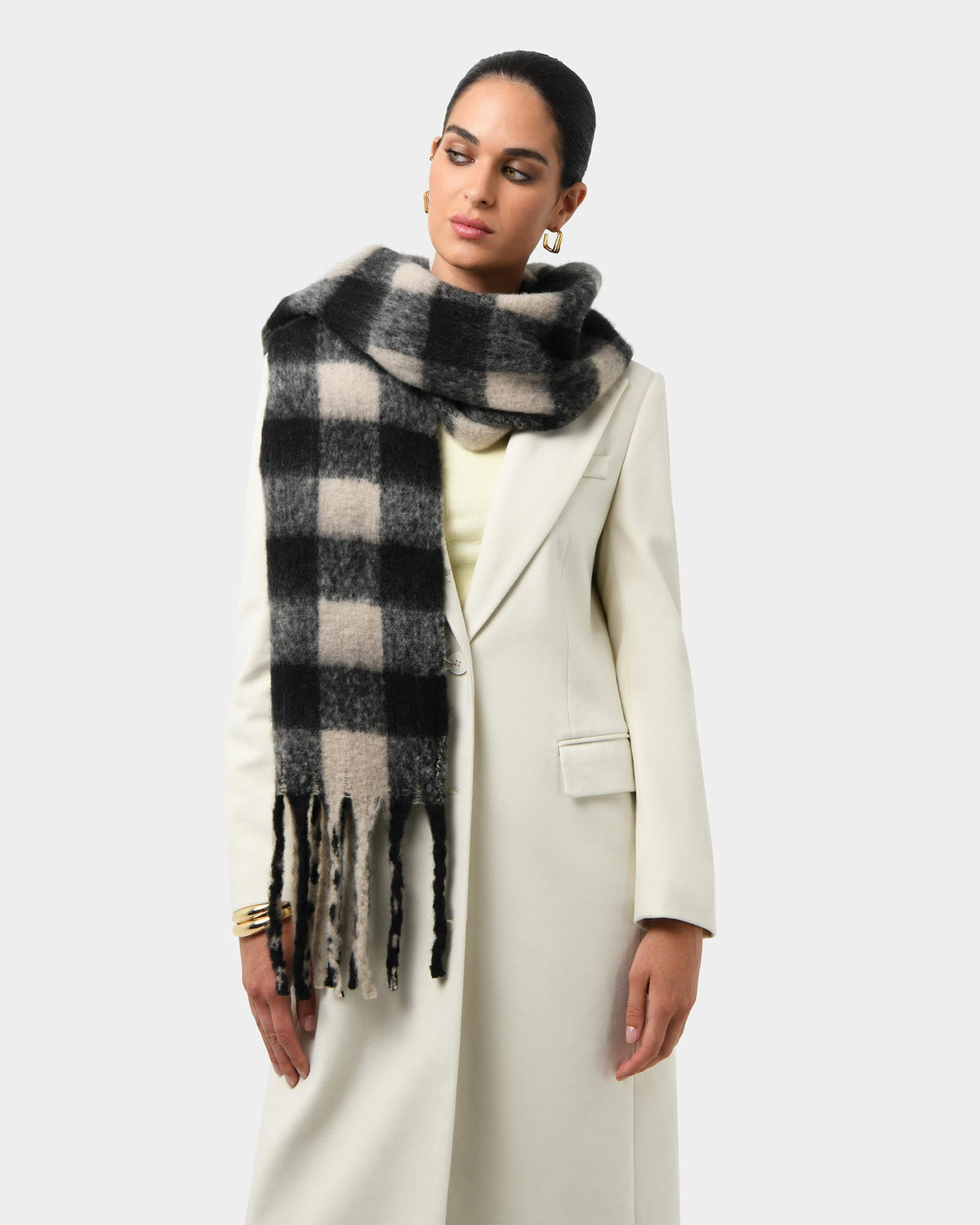 Elle Checked Scarf in s09 black beige — close-up view