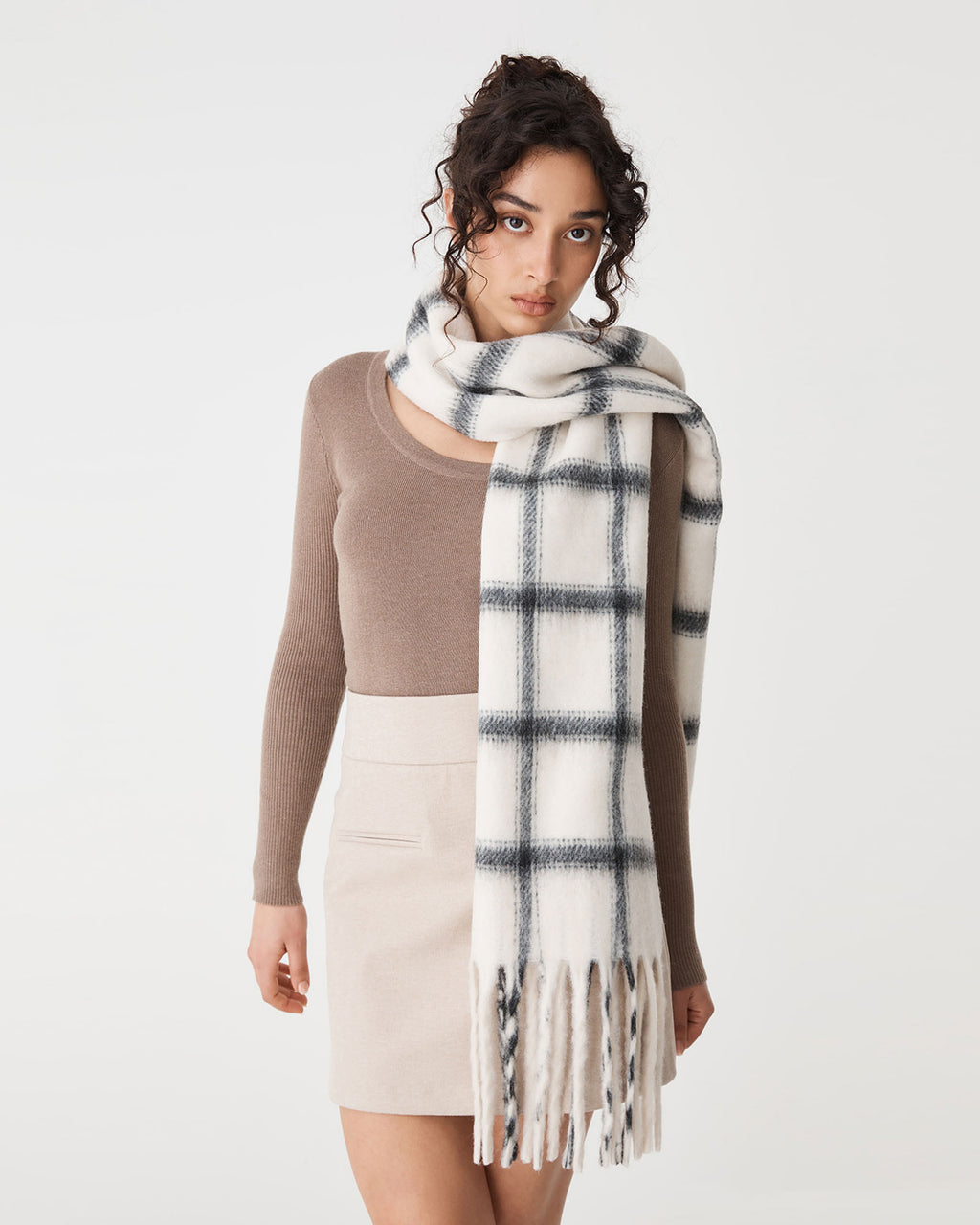 Seville Check Scarf in white black — close-up view 2