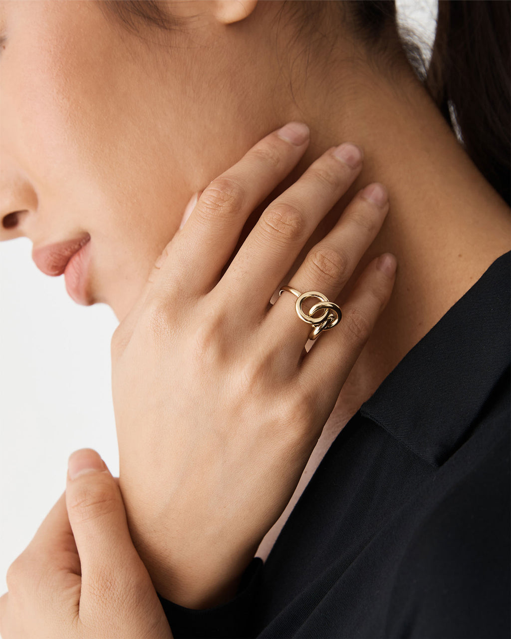 Alma Loop Ring in gold — fabric detail 3