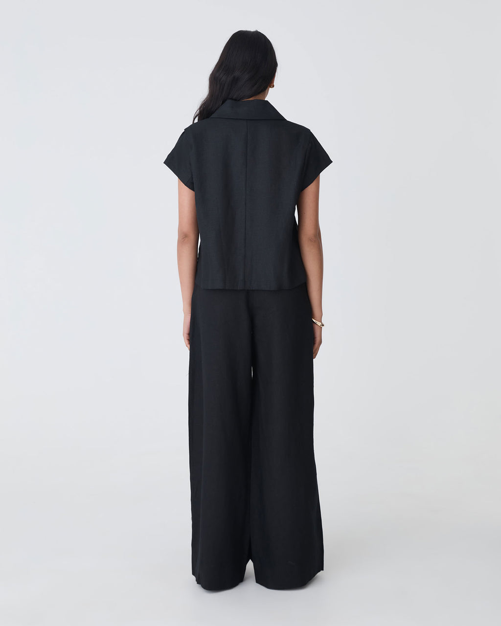 Ami Linen Collar Shirt in black — back view