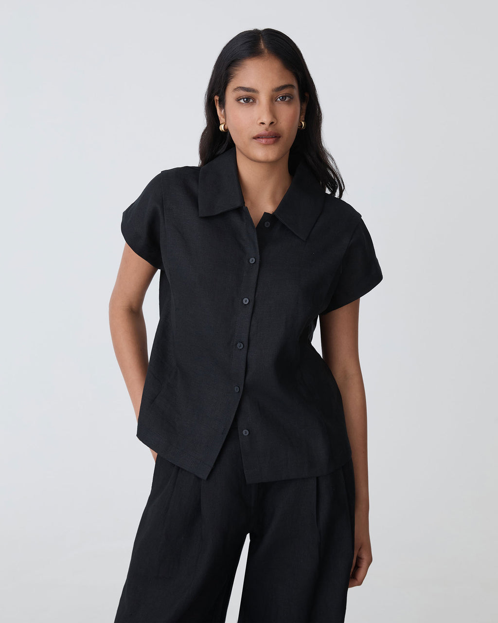 Ami Linen Collar Shirt in black — close-up view
