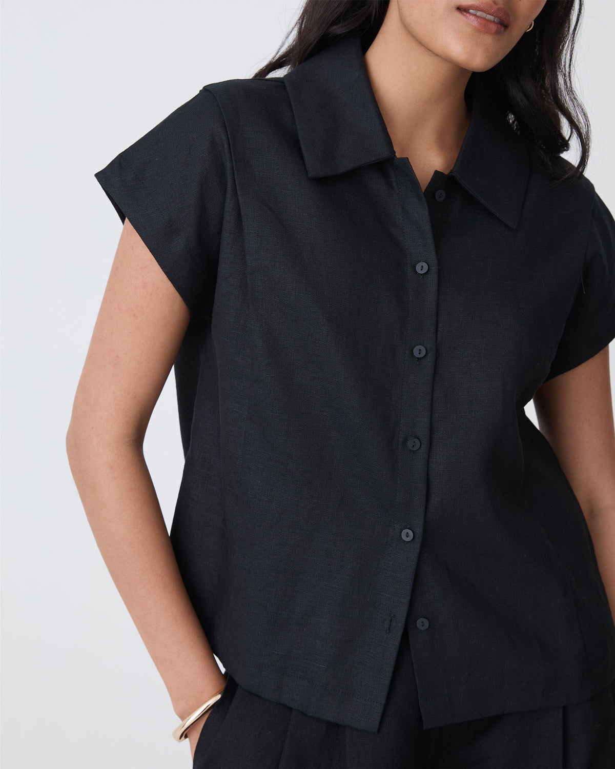 Ami Linen Collar Shirt in black — close-up view 2