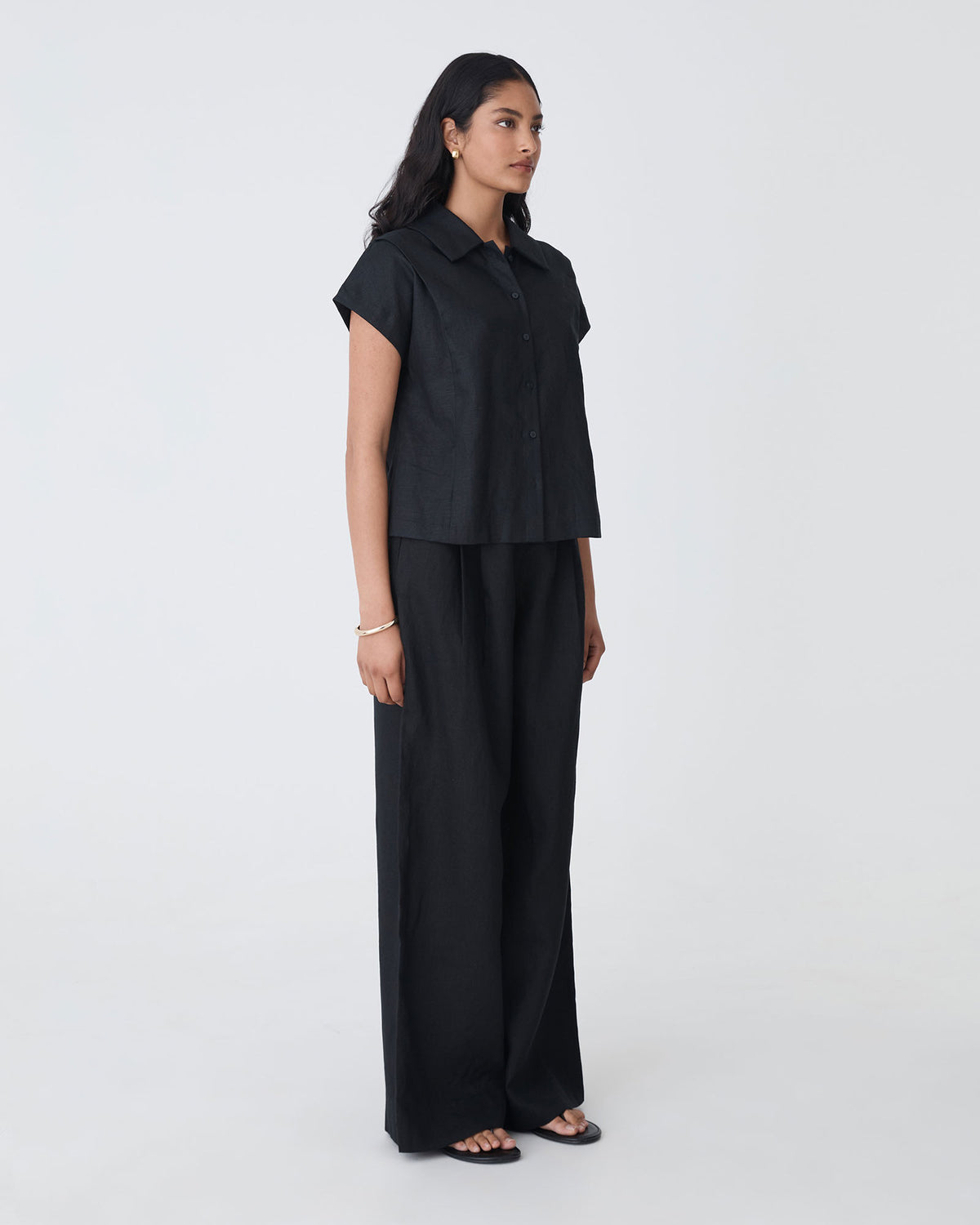Ami Linen Collar Shirt in black — side view